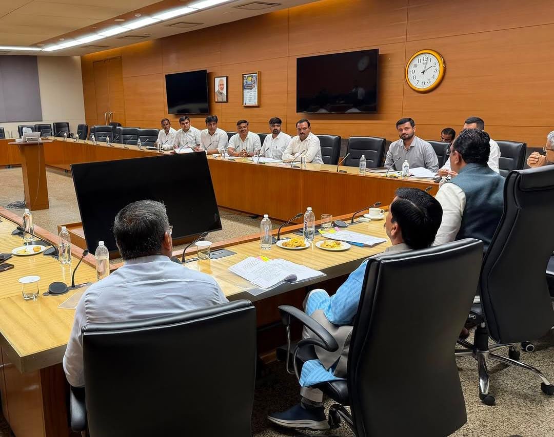 AshishS58360424's tweet photo. ગ્રામસેવક કેડરના પ્રશ્નોના યોગ્ય નિરાકરણ માટે  માનનીય કૃષિ મંત્રીશ્રીના અધ્યક્ષસ્થાને બેઠક યોજી, પ્રશ્નોને ગંભીરતાપૂર્વક સાંભળી સકારાત્મક અભિગમ સાથે ચર્ચા કરવા બદલ માનનીય કૃષિ મંત્રીશ્રીનો હૃદયપૂર્વક આભાર.સમય, સહકાર અને સકારાત્મક પ્રતિસાદ બદલ આપનો આભાર https://t.co/jpmht3VKum