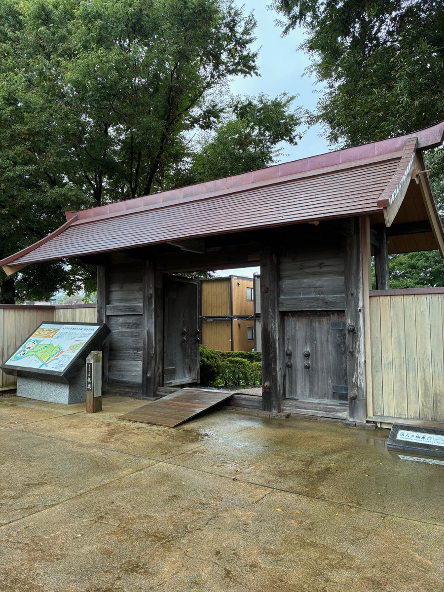 miger_one's tweet photo. １００名城の根城！ 
東北新幹線の八戸駅から南部バスで根城バス停下車。 
八戸城東門と空堀です。 https://t.co/svFCD2b7UK