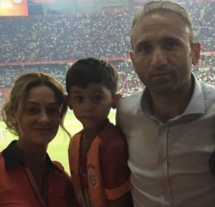 AyhanAras966's tweet photo. Deniz Çoban, Trio programında pozisyonları değerlendirirken İsmail Kartal hakemi itti diye bir söylemde bulunmuyor. 
Daha sonra aynı Deniz Çoban Fanatik gazatesinde bir yazı ele alıyor ve orada diyor ki İsmail Kartal hakemi itti hakemde buna kırmızı çıkarmadı diye bir yazı yazmış. 

Beinsports bütün kameralardan böyle bir görüntü olup olmadığını araştırıyor. Sonuçta böyle bir görüntünün olmadığı ortaya çıkıyor. Yani koskoca bir YALAN. 
Beinsports ve TFF,  fanatik gazetesinden bu yazıyı kaldırılmasını istiyor. Sonuç olarak bu yazı kaldırılıyor. Beinsports Deniz Çoban’ı kovuyor. Kimlerin neye hizmet ettiği nasılda ortaya çıkıyor.