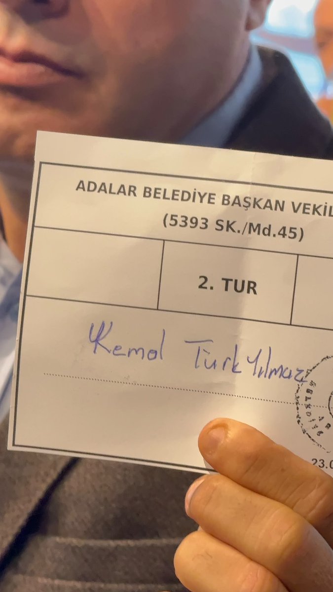 NekadarolduTR's tweet photo. Adalar seçimlerinde Üsküdarvari komplo!

Adalar Belediyesi Başkan Vekilliği  seçiminde AK Parti adayına verilen oy komik gerekçeyle geçersiz sayıldı. K yerine W yazıldığı iddia edildi.

Adalar’da 2. tur sonuçları:

AK Parti - Kemal Türkyılmaz: 4
CHP - Aytül Ekşiyan: 4 https://t.co/EUs3F2NDE3