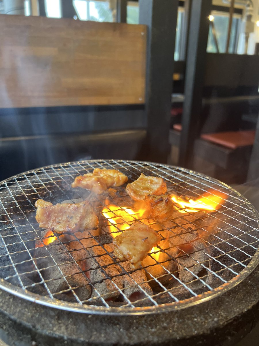 ari7773's tweet photo. 今日の夜ご飯は安安でホルモンミックス、ミノ🥩
歩きながらも飲んだけど締めのラーメン食べないで🍺だけ買って帰ったデブに抗って偉すぎる。富裕層の方寄付お待ちしてます🫩 https://t.co/XyKSQKiXoQ