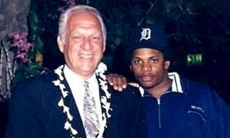 OrdoVictiDraco's tweet photo. Ce que le film Straight Outta Compton ne précise pas c’est que Jerry Heller a fondé NWA lui-même à partir du groupe gay World Class Wreckin Crew de Dre et Yella avant que Cube et Eazy E ne se greffent sur le projet. Ensuite Cube accusera Heller de sodomiser les autres membres !!! https://t.co/MlsVhYncP7
