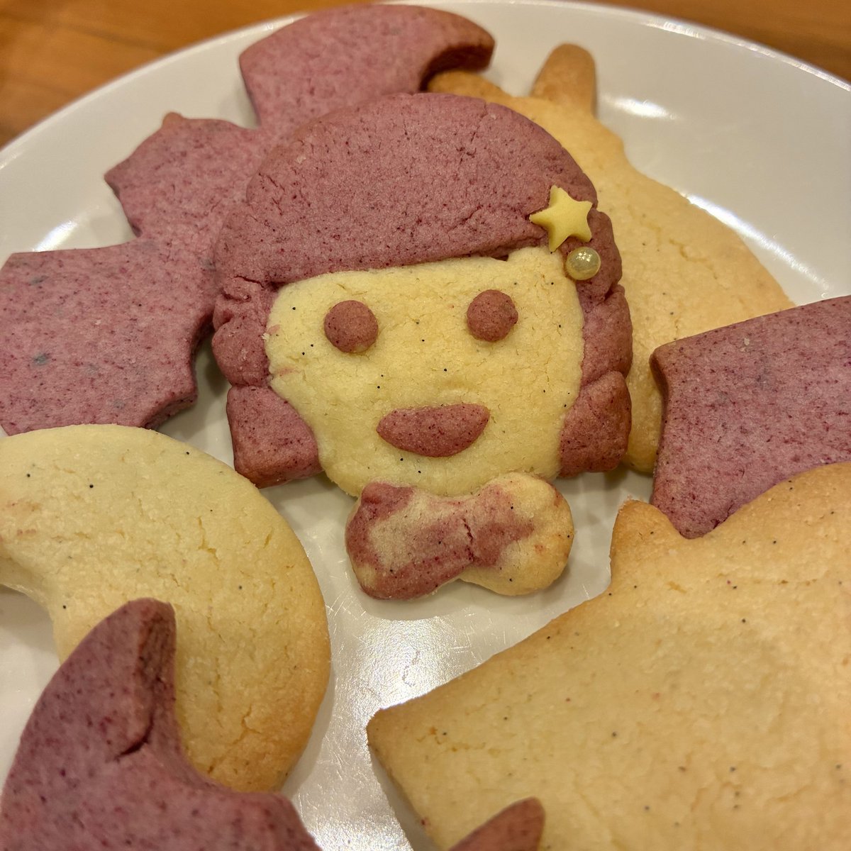 ochio_17's tweet photo. 昨日、自由にさせてもらったから
今日は子供達と某テーマパーク？で
クッキー作りして来たよ🍪

おヨネちゃん作ったつもりが
雑誌りぼんのキャラクターみたいになったよ🤣
頭はサツマイモ味！！

#おヨネちゃん https://t.co/XVZzvvSB39