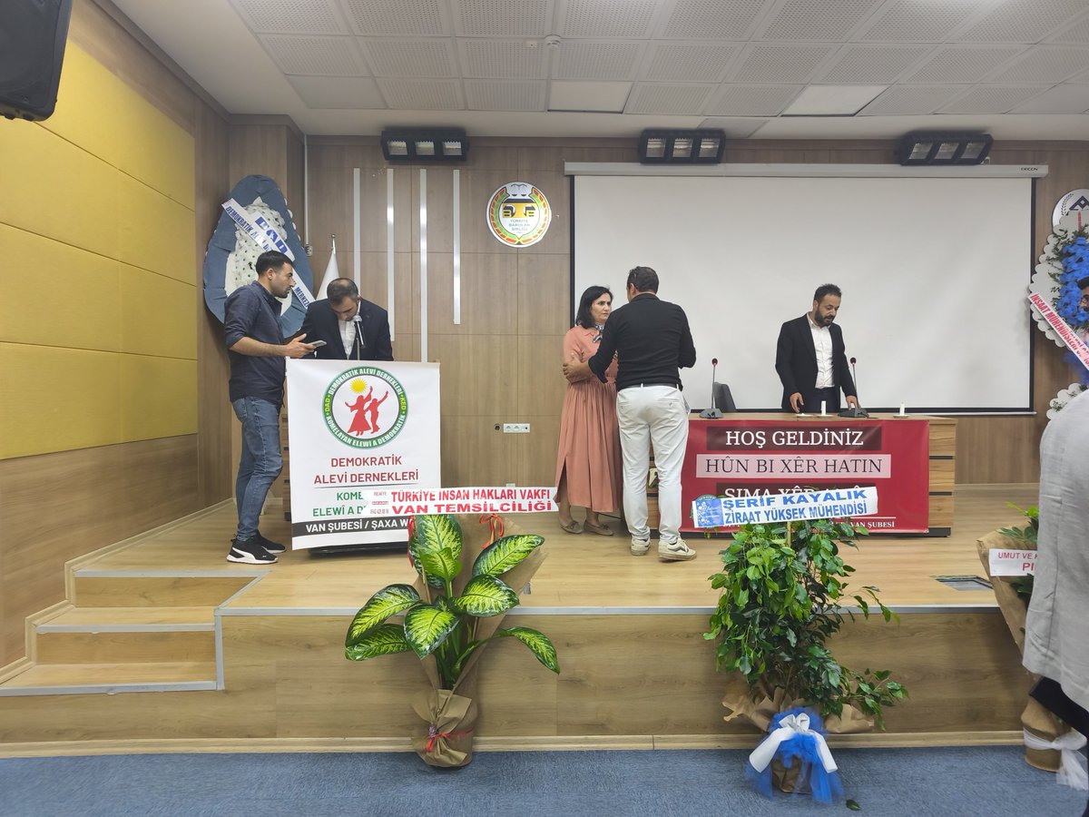 SerifKayalik's tweet photo. Alevi canlar bu ülkenin aydınlık yüzüdür. 
Demokratik Alevi Derneği Van Şubesi açıldı. Aşk ile.. https://t.co/XDdt0vfoXq