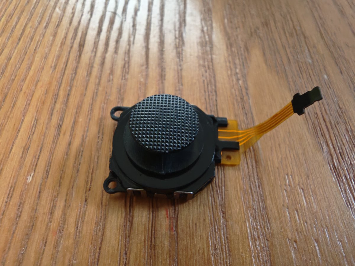 tomo_AV98's tweet photo. アリエクで買ったPSPのアナログスティックが届いた
結構早い
ついでに液晶もラミネートIPSにするか迷ったけどそこまで金かけるほどでもないかと思ってやめた
純正の32gbが欲しくて数年前にメモリースティック PRO-HG Duo HX(長い)を買ったけどあんま活かせてない… https://t.co/w5HNjpQ8Yo