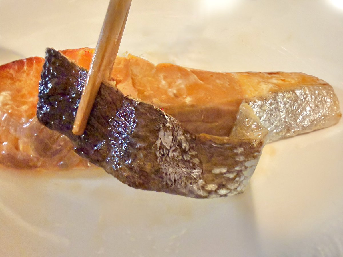 mamenitounyu's tweet photo. シャケの皮食べたら「貧乏くさい」って言われてフラれたことがあるんだけど、
貧乏くさいですか？ https://t.co/4GcM48sc3s