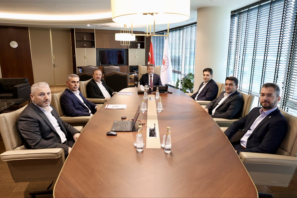 huseyinozturk_1's tweet photo. Tarım ve Orman Bakanımız Sayın İbrahim Yumaklı'yı ziyaret ettik.

Ziyaretimizde Sayın Bakanımıza, Tarım ve Ormancılık Hizmet Kolu'nun Genel Yetkili Sendikası Toç Bir-Sen olarak hazırladığımız, Tarım-Orman Çalışanlarımızın taleplerini ve çözüm önerilerimizi içeren raporu sunduk.

Sayın Bakanımız @ibrahimyumakli ‘ya  taleplerimize olumlu yaklaşımları ve heyetimize gösterdiği ilgi için teşekkür ediyoruz.