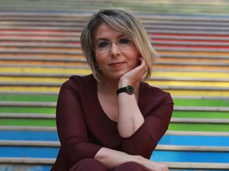 RastiHaber3's tweet photo. 18 yıldır İsviçre’de yaşayan Kürt yazar Suzan Samancı, Türkiye’ye dönüşünde İstanbul Havalimanı’nda “örgüt propagandası yapmak” iddiasıyla gözaltına alındı. https://t.co/cXN8Plyjcm