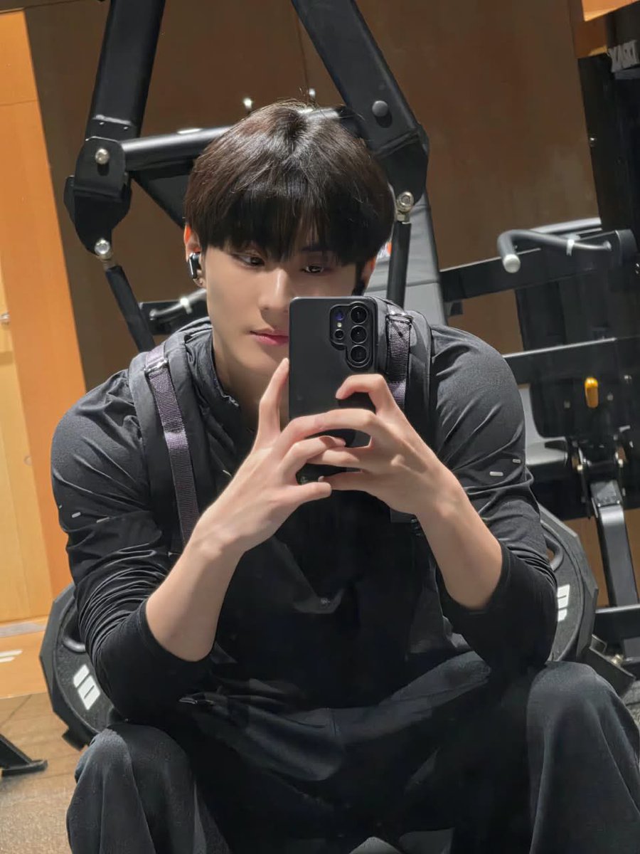 iceforhoon's tweet photo. JUNGWON ENORME EU QUERIA SER AGARRADA POR ESSES BRAÇÕES E MORDER OS OMBROS DELICIOSOS DESSE HOMEM GRANDE GOSTOSO https://t.co/Hwp1d0iHj7