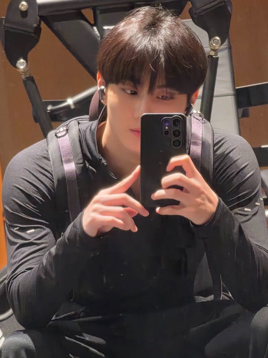 yamkkuwon's tweet photo. FUCKK HES GETTING BIGGER EVERYDAY THIS IS NOT FUNNY WHAT THE FUCK https://t.co/NG2jib9ZG6