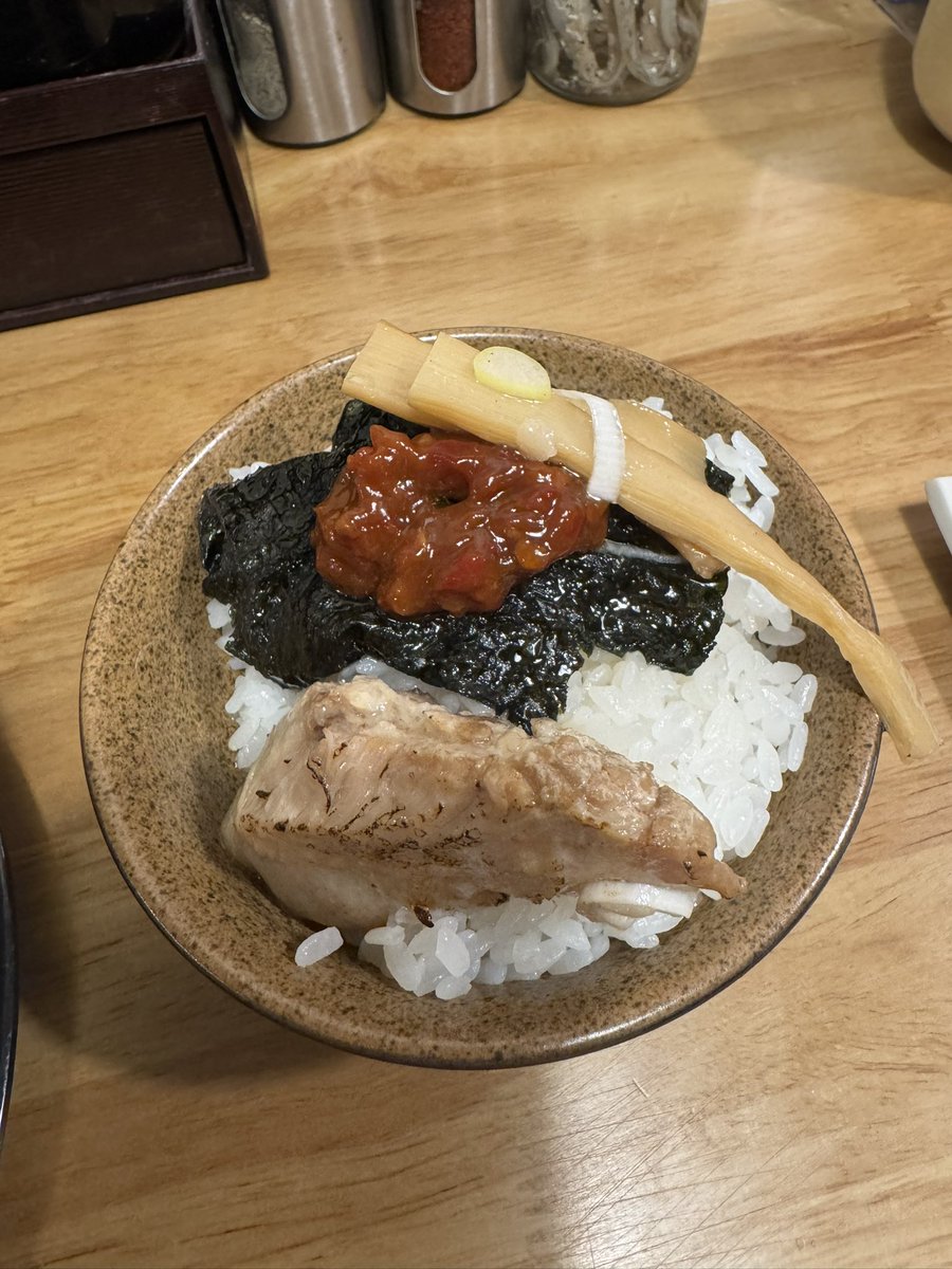 yokeiyum's tweet photo. 今日は外食晩ごはん
今月3回目のこちらで限定麺のハノイちゃんらぁ麺やっぱり旨い
ごはん我慢してたが無理で途中で追加注文
ごちそうさまでした
@ramenharukihn 
#ラーメン #ハノイ https://t.co/t3aua46cEV