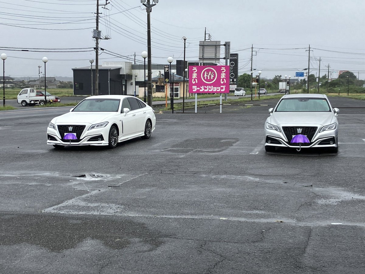 _and_GWS224's tweet photo. 遅めのお昼のあと、白い220(��RSのマルチステージHV)が後から一つあけて駐車🅿️
スポイラーやら色々付いてた👀
#220クラウン https://t.co/Aa4VH4wWrZ