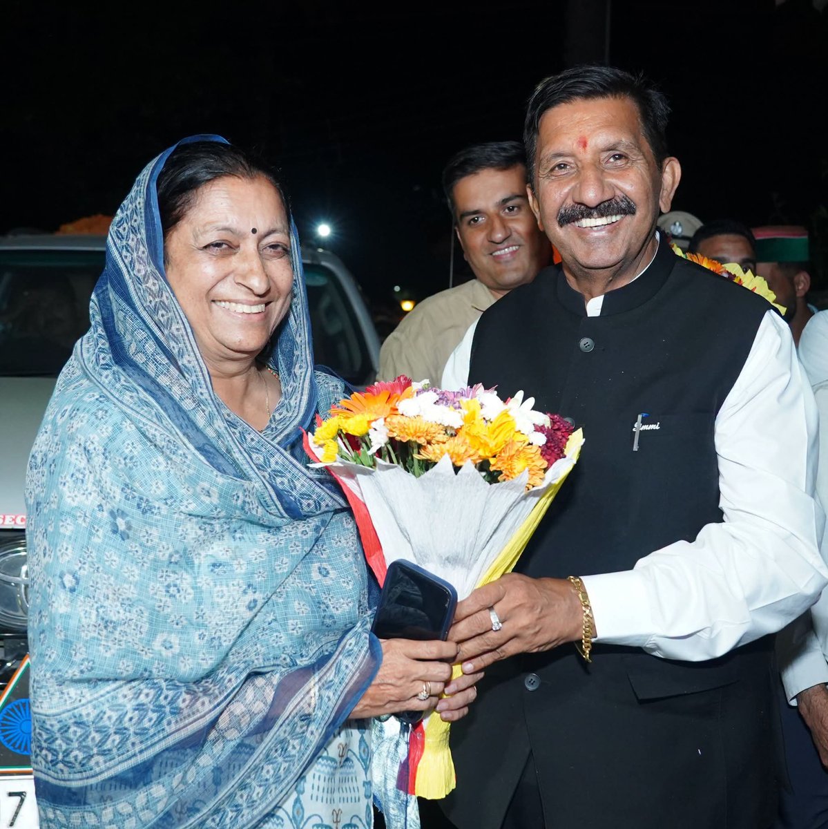 Agnihotriinc's tweet photo. कांग्रेस पार्टी की वरिष्ठ नेता एवं पूर्व मंत्री श्रीमती @AshaKumariINC जी को जन्मदिन की हार्दिक बधाई एवं शुभकामनाएँ। 

माँ भलेई जी का आशीर्वाद आप पर सदैव बना रहे। https://t.co/jNbRVWn6Zd