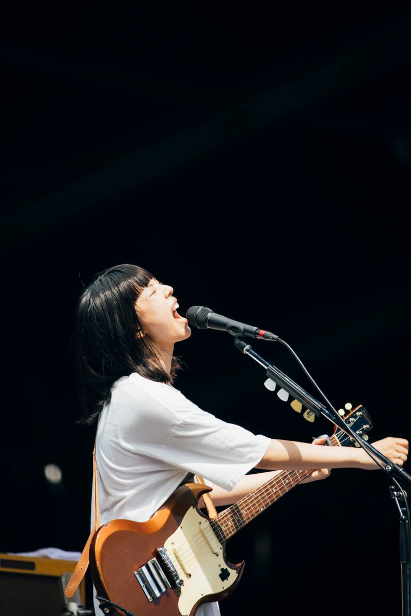 MLl6dp's tweet photo. 今日は働いてたんだけど
何かまた鮮明に一昨日の
カネコアヤノのライブ
思いだした。実は整理番号良くて彼女の真ん前で観た。何か何回か目が合って気まずかった。すいません。あの三人編成のライブはフルで映像化するべきだと思う。あんなイかれたライブないよ。彼女は確実にその後
伝説の人物になる。 https://t.co/n3Y5xL0SKr