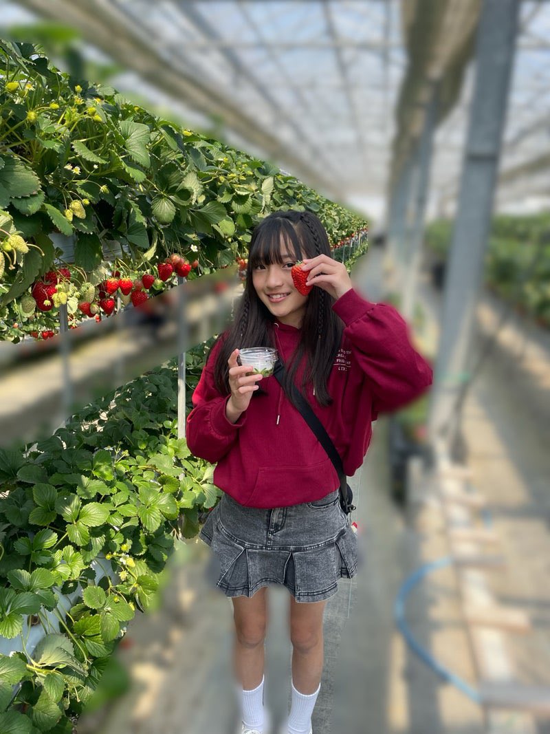 87o_hanamaru's tweet photo. 杉山結菜　神こども
可愛すぎるいちごコーデ🍓🤍 https://t.co/S7SFt5UtXr
