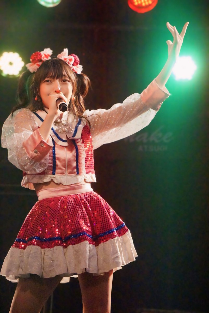 yuking2015's tweet photo. ゆらぴこさん主催 #PICOFES 2026
@ Thunder Snake ATSUGI
出演者全然集まったステージ上
おねえさんの性格的に前に出るようなタイプじゃないけれど、ゆらぴこさんやるなちゃんに押し出されあわあわ💦
おねえさん流のWAKU²ワンツーSmileでゆらぴこさんにエールを😁
#PICOFES2026
#松山あおい https://t.co/eewHz5CeAO
