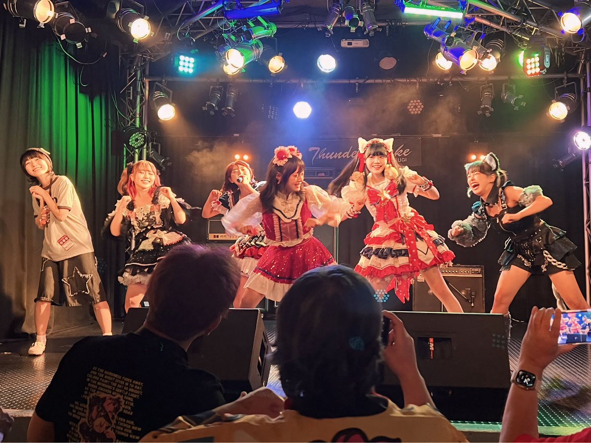 yuking2015's tweet photo. ゆらぴこさん主催 #PICOFES 2026
@ Thunder Snake ATSUGI
出演者全然集まったステージ上
おねえさんの性格的に前に出るようなタイプじゃないけれど、ゆらぴこさんやるなちゃんに押し出されあわあわ💦
おねえさん流のWAKU²ワンツーSmileでゆらぴこさんにエールを😁
#PICOFES2026
#松山あおい https://t.co/eewHz5CeAO