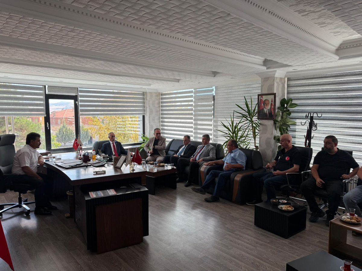 MHPGulagac_68's tweet photo. GÜLPINAR BELEDİYEMİZE ZİYARET

Milliyetçi Hareket Partisi Gülağaç İlçe Başkanımız Sn. Adnan BAŞBUĞ, İlçe Başkan Yardımcılarımız Sn. Gökhan ÇAVDAR ve Sn. Mehmet KENT, Milliyetçi Hareket Partili Belediye Başkanlarımızla birlikte Gülpınar Belediyemizi ziyaret ettiler. https://t.co/KPHdfr3C8v