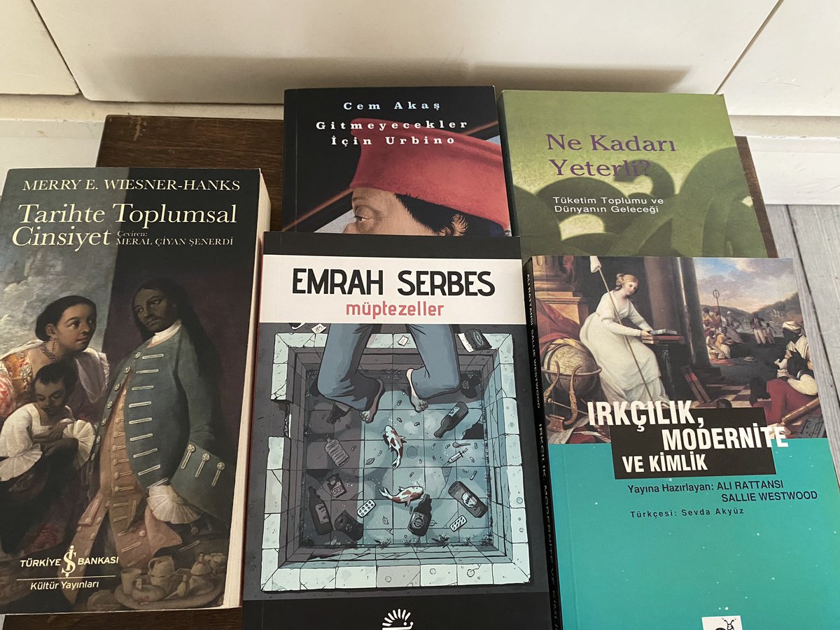 yabandomuzum's tweet photo. Beyoğlu sahaf festivalinden aldıklarımmm https://t.co/q6IycpDz7h