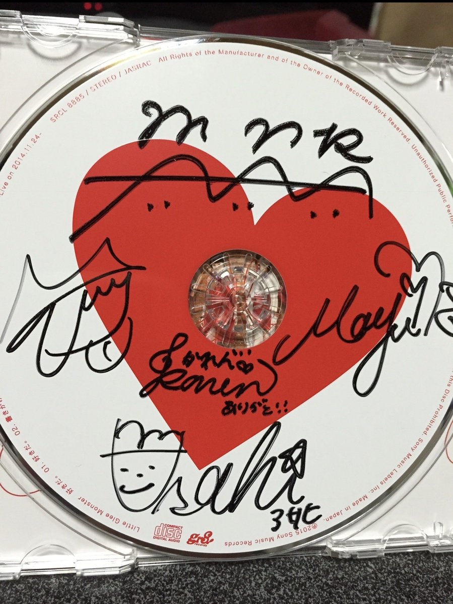 maeda_kanro's tweet photo. 【感謝💐】

2015年9月23日
11年前の今日、Little Glee Monster『好きだ。』が発売されました。

作詞家・前田甘露としてデビューさせていただいた、大切な楽曲です。

当時はまだ奈良に住んでいて、作詞の用事があれば新幹線で東京へ向かい、そのまま一人でビジネスホテルに泊まったりしていました。

窓の外に広がる明るい夜も、慣れないホテルのベッドも、関東のテレビチャンネルも、何もかもが新鮮でした。

スマホに届いた『好きだ。』の完成音源を初めて聴いたのは、そんな東京のホテルの一室だったことを、今でもよく覚えています。

曲を聴き終えたあと、ベッドに倒れ込んでスマホを胸に抱きしめながら、思わず呟きました。

「めっっっちゃくちゃ良い曲やん……！！！」

あのときの多幸感は、今でも『好きだ。』を聴くたびによみがえります。

『好きだ。』
発売から11年。
たくさんの思い出とともに、心から感謝を込めて。

おめでとうございます！