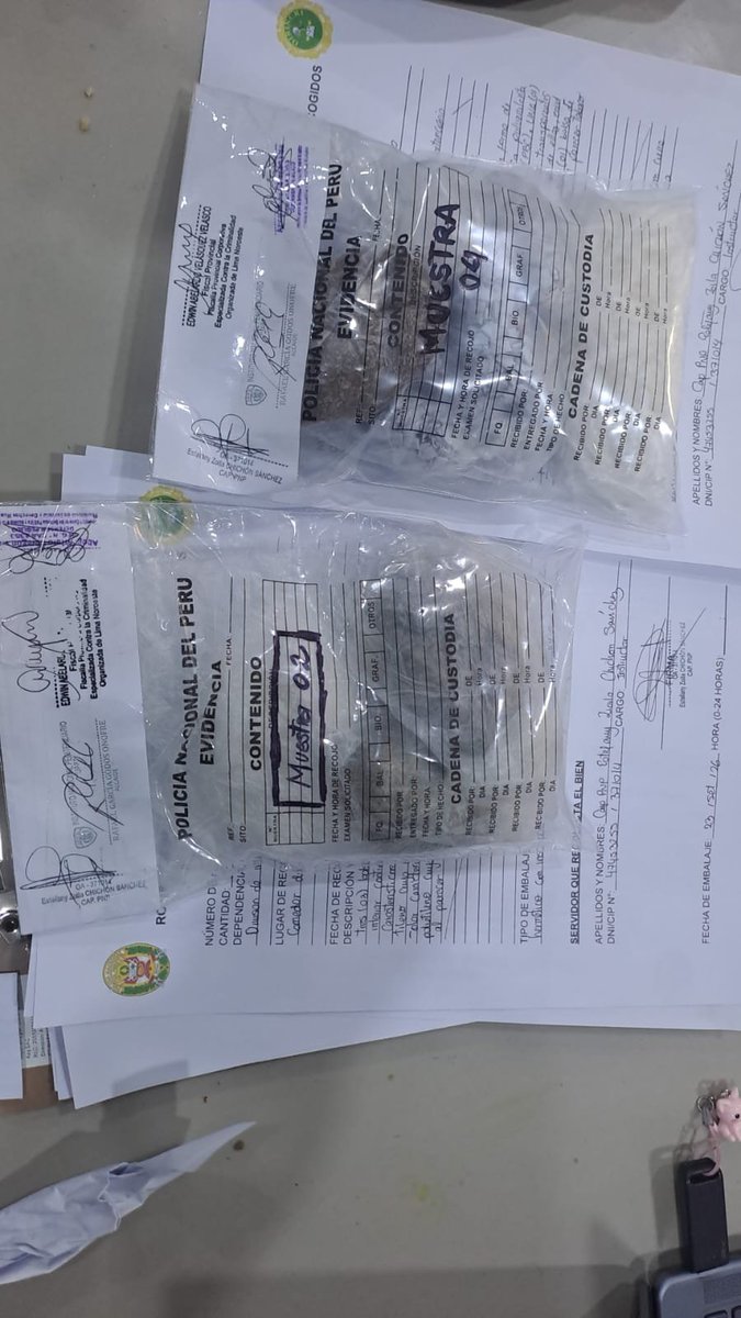 Policia_Peruana's tweet photo. 🚨🇵🇪 #Lima | ¡ LLEGÓ EL ORDEN A LOS PENALES!
La PNP, con apoyo de HSI de EE. UU. y coordinación de la FECCOR, intervino en Ancón I e incautó 32 celulares, S/10 mil, verduguillos, presunta droga y un repetidor wifi.
Inteligencia e investigación: el cerco se cierra.
#PNPInforma https://t.co/XDNBawnA8Z