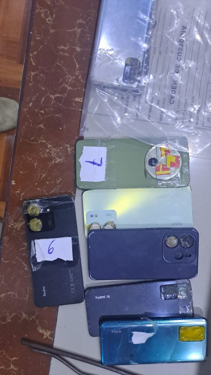 Policia_Peruana's tweet photo. 🚨🇵🇪 #Lima | ¡ LLEGÓ EL ORDEN A LOS PENALES!
La PNP, con apoyo de HSI de EE. UU. y coordinación de la FECCOR, intervino en Ancón I e incautó 32 celulares, S/10 mil, verduguillos, presunta droga y un repetidor wifi.
Inteligencia e investigación: el cerco se cierra.
#PNPInforma https://t.co/XDNBawnA8Z