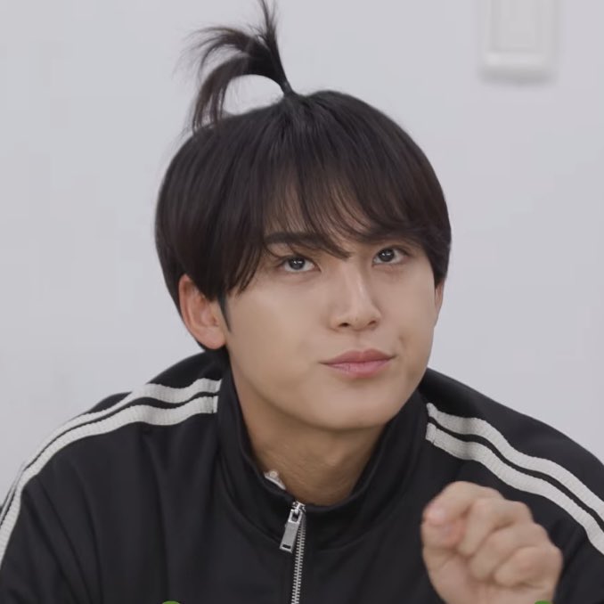gyustarlit's tweet photo. he’s so cute i’m about to bite my phone https://t.co/4naz7N5WzP