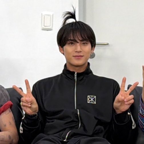 gyustarlit's tweet photo. he’s so cute i’m about to bite my phone https://t.co/4naz7N5WzP
