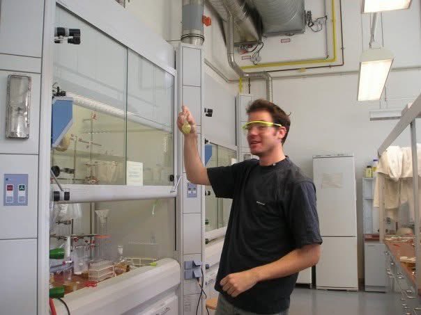 simonmaechling's tweet photo. Hello everyone! I’m Simon, a chemist based in France. 👋

I finished my PhD in chemistry aged 24. Yes, that’s me aged 24 in the photo. I’m in my lab from 22 years ago making a ruthenium based metathesis catalyst. 

Since then, I’ve spent >20 years working in science, from making molecules in the lab to innovation in agriculture.

On the side, I play double bass and saxophone and talk about chemistry, food, AI and science on here.

Looking to connect with people interested in science, technology and how the world actually works.

Don’t be shy and say hi! 👋