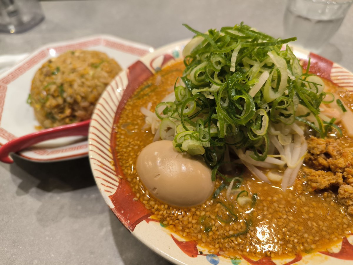 longgu3's tweet photo. べんてん屋＠銀座有楽町店さま

🌶️🌶️ヒカルセット＋味玉２辛🌶️🌶️

夕方の空いてそうな時間帯にお邪魔しましたが 流石に今日は終始満席✨
オーダーも「ヒカルセット」の連呼でしたね！
13回めクリア✨
べんてん屋も明治座も心から堪能🙇‍♀️ｶﾝｼｬ

@bentenyahanada @bentenya_ginza @kinnpatuhikaru https://t.co/oe9Co2he53