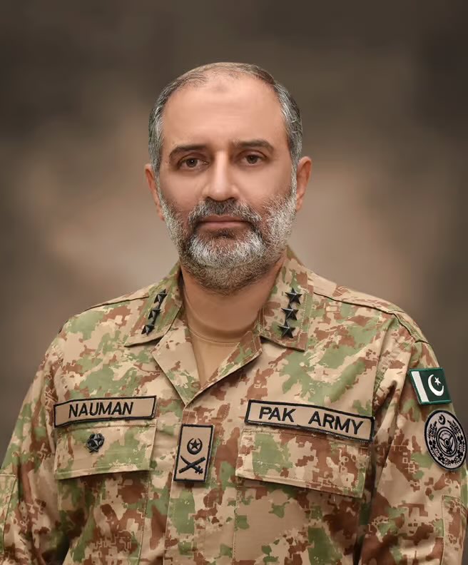mbilalghauri's tweet photo. لیفٹیننٹ جنرل (ر)نعمان محمود جنہیں مکہ جوائنٹ ڈیفنس ایگریمنٹ کا پہلا جنرل سیکریٹری مقرر کیا گیا ہے ایک بہادر فوجی افسر کے بہادر بیٹے ہیں۔ان کے والد لیفٹیننٹ کرنل راجہ سلطان محمود مشرقی پاکستان میں 32بلوچ کے کمانڈر تھے 7دسمبر 1971کو اطلاع ملی کہ 16ویں انفنٹری ڈویژن کے کمانڈر میجر جنرل نذر حسین کو پیر گنج کے علاقے میں اغوا کرلیا گیا ہے۔لیفٹیننٹ کرنل راجہ سلطان محمود ان کی تلاش میں گئے تو بھارتی فوج نے گھیر لیا۔سپاہی ایک ایک کرکے شہید ہوتے گئے ۔لیفٹیننٹ کرنل سلطان محمود راجہ نے بھارتی فوج کے مورچے میں چھلانگ لگا دی اور کیپٹن جتندر سنگھ کو زخمی کردیا جو بعد ازاں اسپتال میں دم توڑ گئے۔اسی اثنا میں بھارتی فوج کے ایک حوالدار نے گولیوں کی بوچھاڑ کردی جس سے لیفٹیننٹ کرنل سلطان راجہ شہید ہو گئے ۔
لیفٹیننٹ کرنل سلطان محمود راجہ کی بہادری کے بارے میں پہلی گواہی بریگیڈیئر جوگیندر سنگھ بخشی نے دی دوسری گواہی میجر جنرل لچھمن سنگھ نہال کی طرف سے آئی جنہوں نے اپنی کتاب Indian sword strikes in East Pakistan میں ان کی بہادری کی تفصیل بیان کی۔2012میں جب راجہ نعمان محمود بریگیڈیئر تھے تو بھارتی فوج کے ایک افسر میجر(ر) اعتبار سنگھ نے انہیں خط لکھ کر نہ صرف جرات و بہادری کی تفصیل بتائی بلکہ یہ بھی بتایا کہ آپ کے والد کو پورے اعزاز کے ساتھ دفنایا گیا تھا اور وہ پیر گنج کے علاقہ میں سپرد خاک ہیں 
جب لیفٹیننٹ کرنل سلطان محمود راجہ شہید ہوئے تو راجہ نعمان محمودکی عمر بمشکل  چار یا پانچ سال تھی۔11ستمبر 1987کو انہوں نے بلوچ رجمنٹ کے ذریعے افواج پاکستان میں شمولیت اختیار کی۔شمالی وزیرستان میں انفنٹری ڈویژن کو کمانڈ کیا۔آئی ایس آئی میں ڈی جی اینالسز رہے۔بطور لیفٹیننٹ جنرل جی ایچ کیو میں آئی جی کمیونیکیشن اینڈ انفارمیشن ٹیکنالوجی تعینات ہوئی۔بعد ازاں کور کمانڈر پشاور کے طور پر خدمات سرانجام دیں۔نومبر 2022 میں جب آرمی چیف کی تعیناتی کا مرحلہ آیا تو وہ نیشل ڈیفنس یونیورسٹی کے پریزیڈنٹ تھے اور ان کا نام بھی متوقع امیدواروں میں شامل تھا۔
