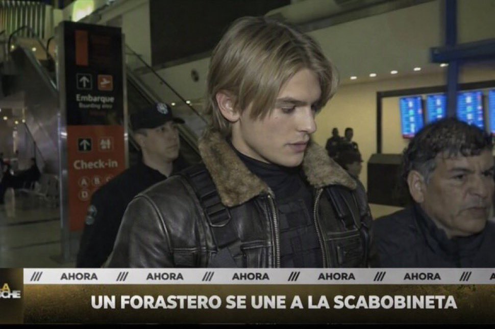 TendenciasDepor's tweet photo. “Leon Kennedy”

Por este VIRAL edit de los usuarios de Nico Paz como si fuese el icónico protagonista de la saga Resident Evil. https://t.co/SiJgIltmf1