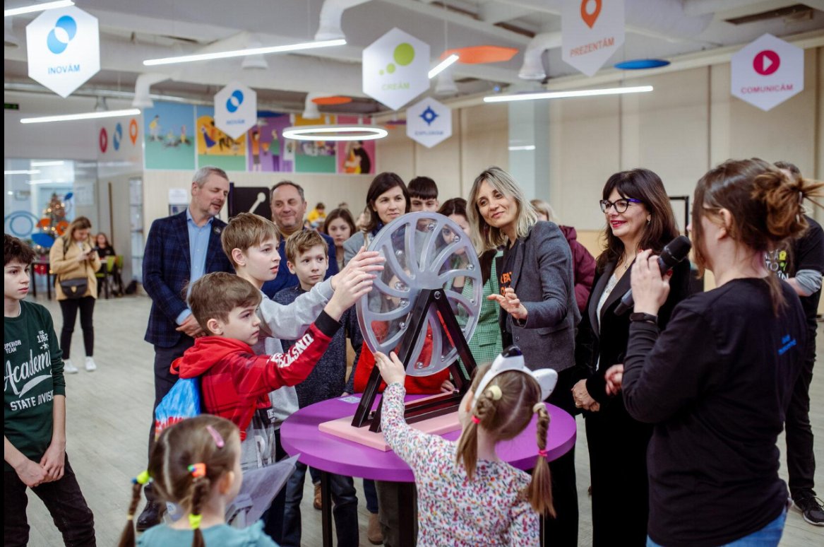 Ala2yz1's tweet photo. Pe 25 septembrie, la UTM, știința iese din laboratoare și ajunge direct în parc: experimente, roboți, planetariu și ECO Fashion Show. Asta chiar sună ca o seară diferită în #Chișinău. 🔬✨ #NoapteaCercetatorilor https://t.co/DALe1cSti6