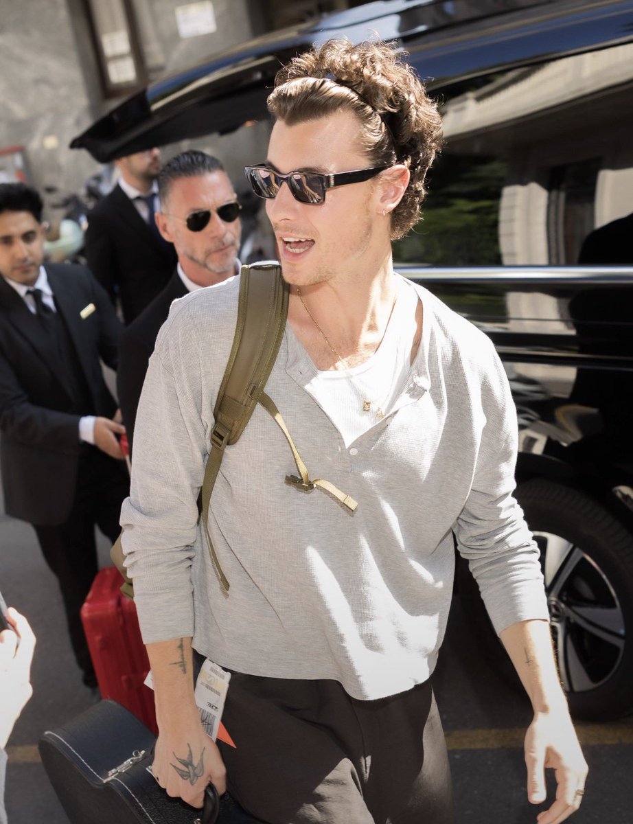lvstinmendes's tweet photo. italian air looks so good on him https://t.co/4h9orydSn5