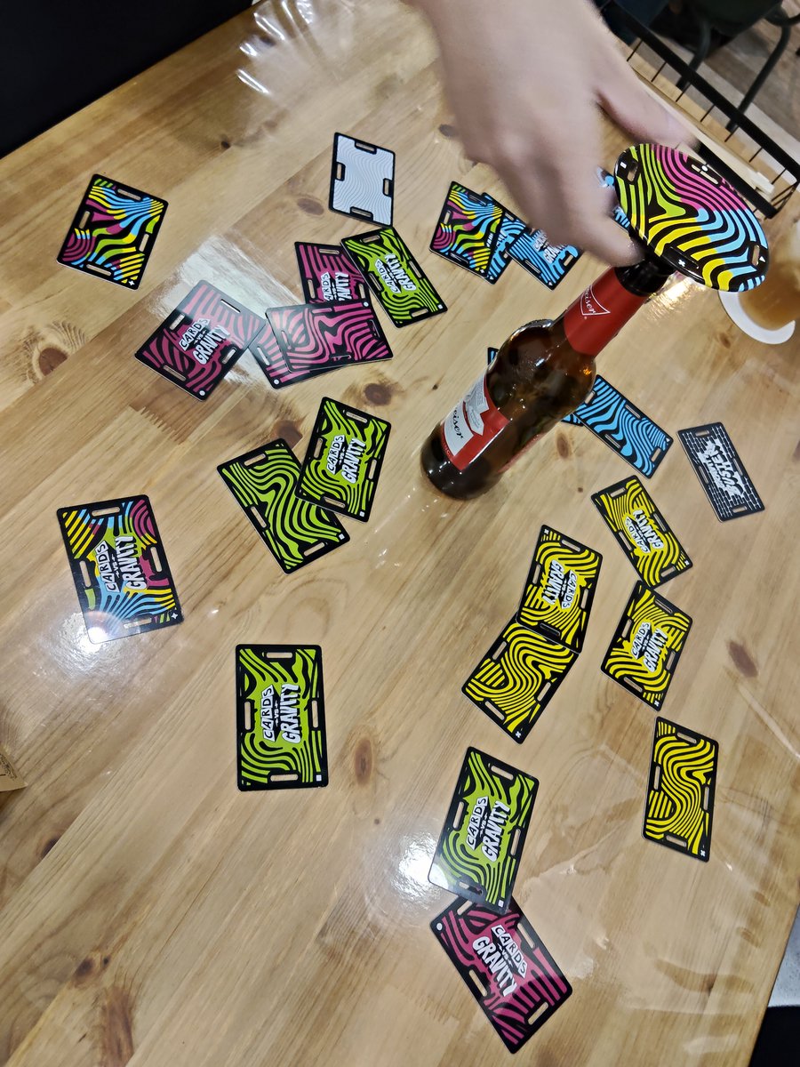 n_karasuma's tweet photo. 今日の初プレイ勝利ゲーム

カードVSグラビティ

5人戦インスト込で30分弱。
カードをルールに従い差し込んでいくのだが重さによってしなっていくカードが盤面状況を刻一刻と塗り替えていく。
プレイ後に参加者がこぞって飲みながらだともっと盛り上がりそうと評しておりました https://t.co/lHQ9ZrVTDr