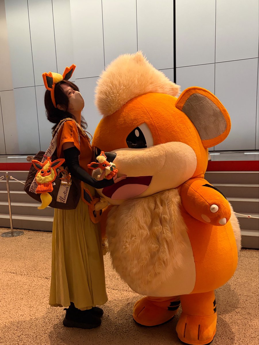 mo_fu_2's tweet photo. ⚠️自我

雨の良いとこ
→グリお願いしやすいとこ
ふれあいハウスもそうだけど、ちゃんと正面からも撮ってもらえるのはもちろん、わちゃわちゃしてるとこから撮ってくれるのイイです
どっちももふもふでたまらん可愛かった〜🤤︎💕︎
2枚目はガーディがずっとぐりぐりしてきて可愛い図 https://t.co/LzsjuqDzuq