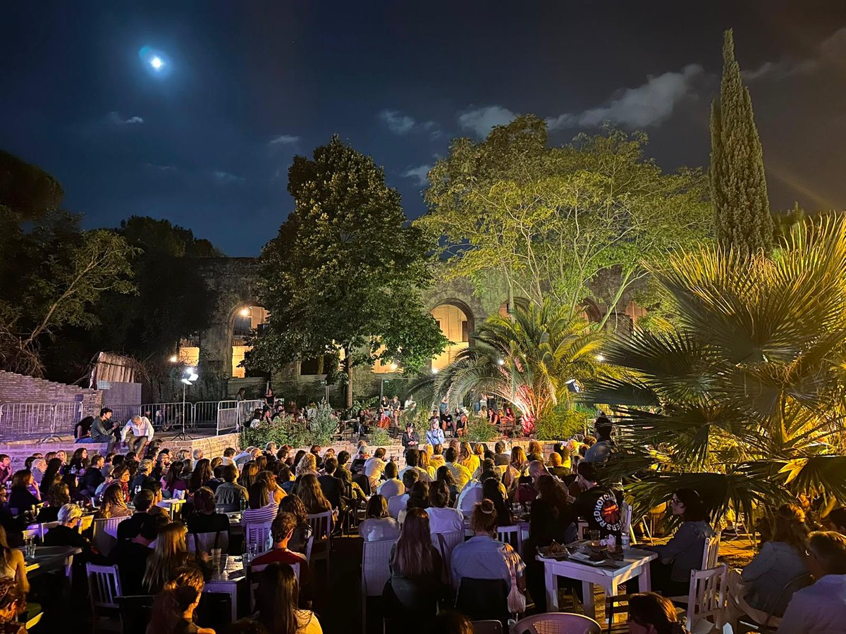 fattoquotidiano's tweet photo. 📣 Una serata di testimonianza e riflessione per continuare ad accendere i riflettori su Gaza e la Palestina.

Martedì 22 settembre, a Roma, a Spaziotempo (ex Circolo degli artisti) è stato presentato “Tortura e genocidio”, l’ultimo rapporto di @FranceskAlbs , relatrice speciale delle Nazioni Unite sui territori palestinesi occupati dal 1967, tradotto per la prima volta per il pubblico italiano, su migliaia di palestinesi detenuti, torturati, stuprati nelle carceri israeliane.

Le voci di alcuni di questi detenuti - attualmente in Israele sono oltre 9mila i palestinesi in carcere e metà senza giusto processo - sono state portate in scena da Laura Morante, e accompagnate dal violoncello di Pasquale Filastò. A tenere i fili della serata la condirettrice del Fatto Maddalena Oliva.

Grazie a tutte e tutti coloro che hanno partecipato e contribuito a rendere possibile questo incontro ❤️ .

📖 Il volume “Tortura e genocidio” è disponibile in edicola in abbinamento a il Fatto Quotidiano. Parte dei proventi sarà devoluta in beneficenza.

#ilfattoquotidiano
