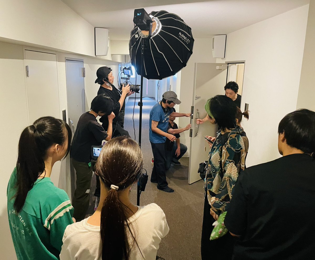 oneandcomeon's tweet photo. 映画 #ワンカモ いよいよ10.17公開‼️

＼ちょうど1年前の今頃！🎬／ 

実は映画『ワンカモ』の撮影は 
去年の今でした🪵🔥 🪵

1年以上かけて
やっと劇場公開にたどり着いた作品です

スタッフ、キャスト、そして #moosiclab 
映画祭を連日満席にしてくださったお客様たちの熱い思いが詰まった作品です https://t.co/36q8XGPZgt