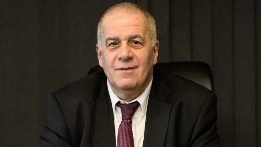 la12tuittera's tweet photo. 🗣️FERNANDO MITJANS, pte. del Tribunal de Disciplina de la @AFA:

“¿El jugador estaba inscripto? Sí. ¿Estaba habilitado? Sí. Ahora, si ese sexto jugador hubiese ingresado al campo de juego, la situación podría haber sido diferente. Pero estamos hablando de un jugador que estaba en el banco y que no ingresó.

Es cierto que el convenio colectivo le daba a Vélez fundamentos para presentar la protesta. Pero el artículo dice que no pueden jugar más de cinco extranjeros y no dice qué sanción lleva. Y el reglamento de la Copa Argentina dice que pueden jugar todos aquellos que estén inscriptos en AFA. No distingue entre extranjeros y nacionales.

El derecho no funciona tomando un artículo de acá y otro de allá de manera aislada. Hay que tomar las normas en conjunto. También analizamos la jurisprudencia internacional y nuestra propia jurisprudencia.

¿Era proporcional eliminar a Boca de una fase clasificatoria por un error administrativo en una planilla? Ese error administrativo está contemplado y tiene una sanción económica. Para los compañeros que actuaron en este caso -yo no voto desde que asumí la presidencia- hubiera sido desproporcionado eliminar a Boca.

Es como decir: robamos una manzana y te doy cadena perpetua. La sanción sería mucho más gravosa que la infracción cometida.

El Comité Ejecutivo no tiene facultades para intervenir en esto. Eso es una locura, y quiero aclararlo: ni Tapia ni nadie nos llamó para nada. No hubo intervención del Comité Ejecutivo, no hubo derivación y tampoco hubo abstenciones. Los seis miembros del Tribunal que votaron lo hicieron por unanimidad”.