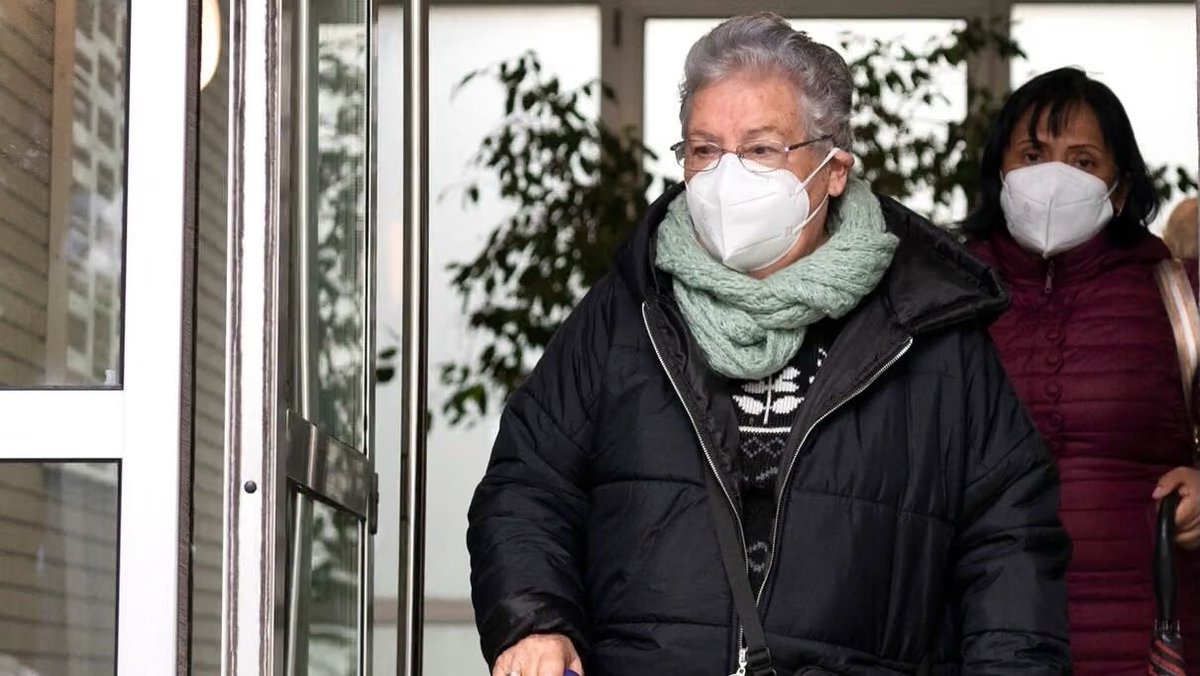 FLAHAULT's tweet photo. 3/3 - “Les personnes âgées, immunosénescentes, et les personnes souffrant d’immunodépression par leurs maladies ou leurs traitements restent plus à risque de complications, d’hospitalisations et de décès” #MasqueFFP2 https://t.co/Snk9r434ML