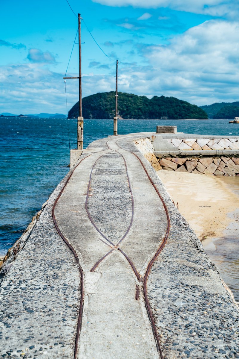 last_landscape's tweet photo. 念願だった周防大島・油良港のトロッコ廃線跡を訪問。数ある廃線跡の中でもこれほどノスタルジックな場所はなかなか無い。役目を終えてからどれほどの年月、潮風に吹かれてきたのだろう。波の音を聞きながら昔の姿を想像してみる。無数の島が浮かぶ瀬戸内海は神秘的で奥が深い。#山口県　#周防大島町 https://t.co/eQm1a8WeoB