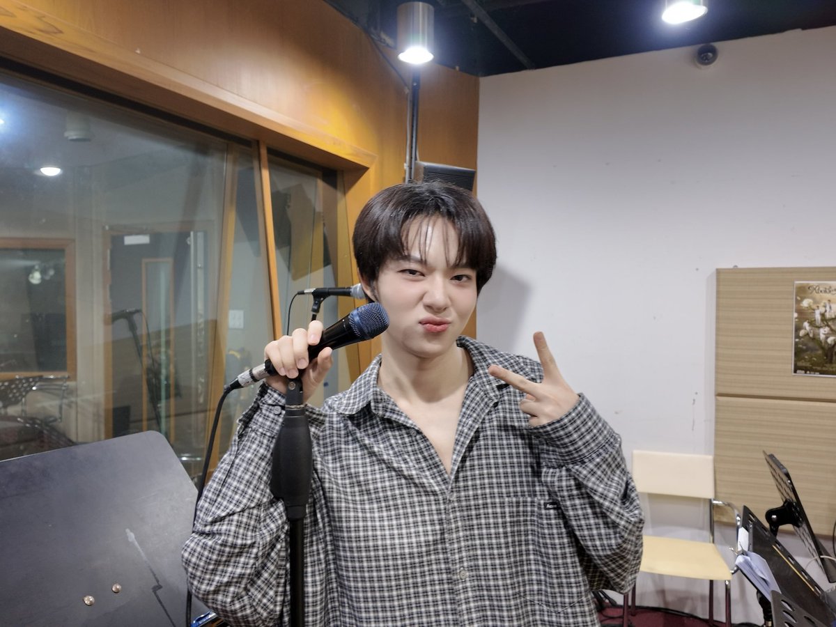 PHET_1986's tweet photo. @EFM_STATION #djsosave
#เพลงคาตา👁✨
📄 ..วอร์มให้ 1 เพลง จริง ๆ อยากฟังเพลงนี้ในคอนเสิร์ตนี้มาก ๆ งานจากน้องนุนิวไม่รู้น้องจะร้องหรือไม่ อยากให้น้องร้องมากอยากฟังสด ๆ 🎤🎶
🎧 : อีก 3 วันข้างหน้า เสาร์นี้แล้วนะ ...จะไม่สปอยนะ แต่มีโอกาสได้แว๊บ ๆ ฟังในช่วงที่เขาซ้อมใกล้ ๆ สตู อิจฉาคนมีบัตรมาก จะบอกว่ามีฟีลอินเตอร์ด้วย หลายรสชาติ ...🙏
@CwrNew #Nunew
#ROOKIEDIVOSCONCERT
#ATIMESHOWBIZ