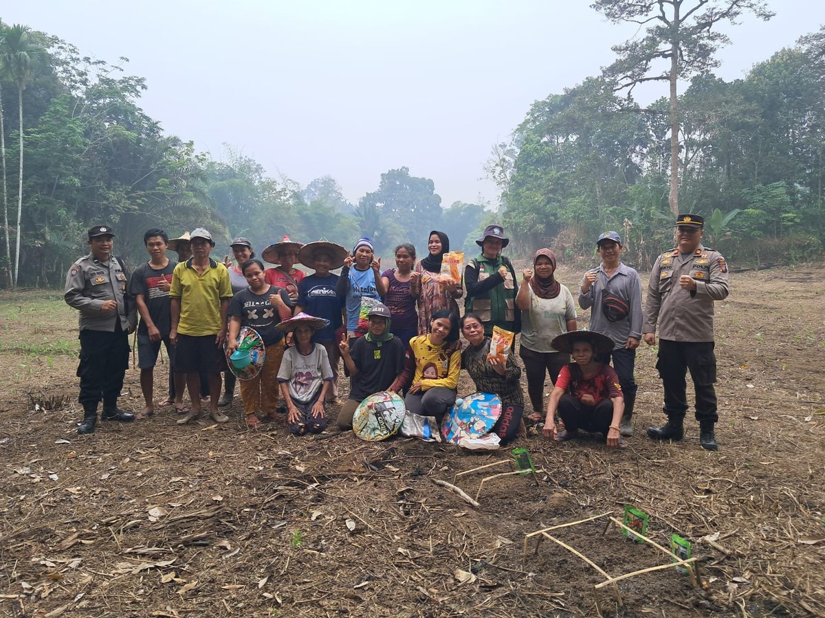 HumasNgabang's tweet photo. Meskipun sibuk penanganan karhutla Polisi tetap laksanakan Penanaman Jagung di Dusun Angan Bangka Desa Angan Tembawang Kecamatan Jelimpo Kabupaten Landak dalam rangka mendukun program swasebada pangan, " Rabu (23/9/2026) Luas lahan yang di tanam jagung sekitar 1 hektare. https://t.co/fyxII1Q9mw