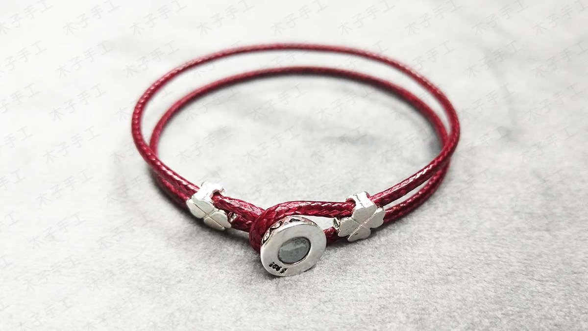 SharilynHuhmzn's tweet photo. Hacer pulsera de hilos, 3 nudos básicos y listo! Materiales: lana de colores, tijeras. （中文大意：做细绳手链，3个基础结就搞定！材料：彩线、剪刀。）， https://t.co/Uz59J1yi3c