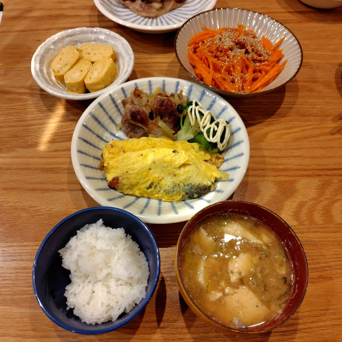 sachi5mot's tweet photo. 夜ご飯は
鮭のピカタ
ニンジンきんぴら
サバ缶のお味噌汁😋
#おうちごはん https://t.co/RFB9xWN8OR