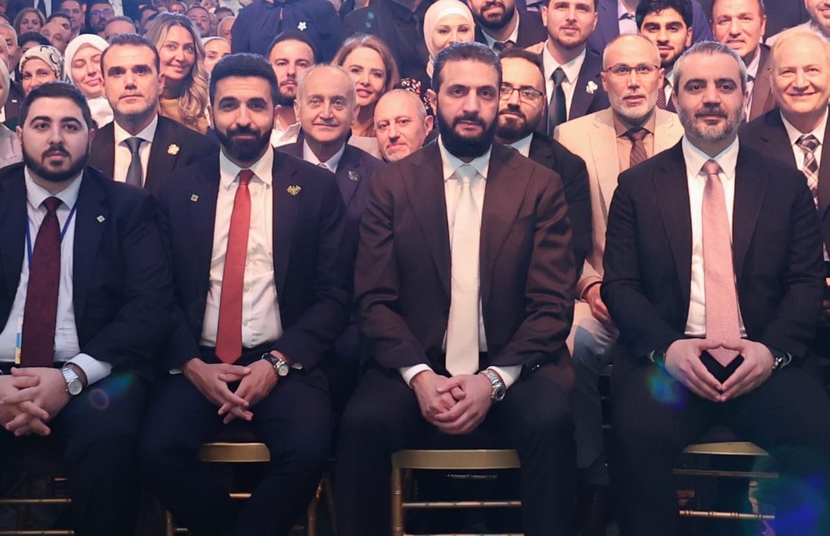Reem_mbc's tweet photo. من استاء من سؤالي للسيد الرئيس أحمد الشرع عن محمد حمشو، الذي يحاول البعض تسويقه للسوريين بلقب «الدمشقي» وتلميع صورته، فليعلم أن السمسرة له وأي تعاملات تثبت مخالفتها للعقوبات الأميركية قد تعرّض أصحابها للمساءلة أمام وزارة الخزانة الأميركية.

فالعقوبات الأميركية، بموجب الأمر التنفيذي 13894 وتعديلاته، لا تزال تستهدف أشخاصًا وكيانات مرتبطة بنظام الأسد السابق، وتحظر على الأشخاص الأميركيين التعامل مع المدرجين على قوائم العقوبات أو تسهيل معاملاتهم دون ترخيص.

ونحن في الجالية السورية الأميركية بالمرصاد لكل من تثبت مخالفته للعقوبات الأميركية أو تورّطه في جرائم حرب، بالتوثيق وإبلاغ الجهات المختصة.