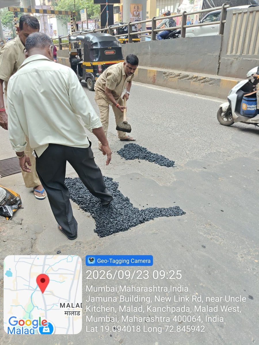 mumbaimatterz's tweet photo. BMC’s latest #pothole repair on Link Road, Malad West isn’t road work.

It’s a free anatomy class on public asphalt.

Workers dump loose black mix into random blobs that look like a dissected liver, a misplaced kidney, and whatever organ they couldn’t identify in first year. 

No square cut. No compaction. No finish. 

Just #thookpatti” science while contractors still cash the monsoon pothole repair cheques.

@mybmc @mybmcinfra

📷 © @Mhatre_Sheetal