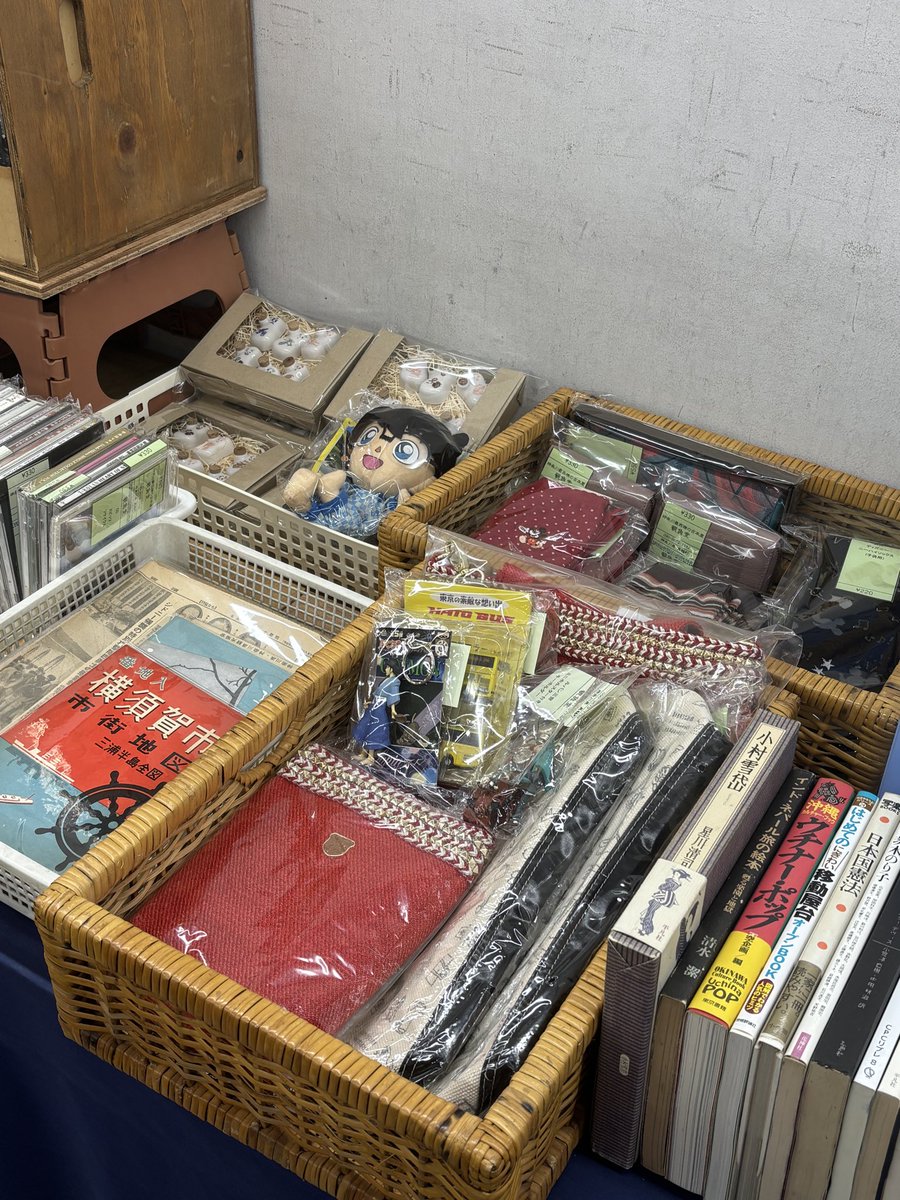 kngyochan_dayo's tweet photo. 藤沢有隣堂4F古書フェア明日から後半戦で古書店入れ替わります。
今回、観魚堂は邦楽EPレコード、JAZZのCD、戦中の新聞、雑貨などなど、書籍は横須賀関連、鉄道、など並べてますので是非ご来場下さい。 https://t.co/InkpGquXSA
