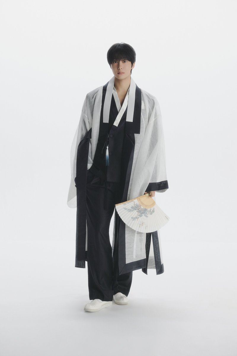 OfficialMONSTAX's tweet photo. MONSTA X 2026 CHUSEOK PHOTO

#HYUNGWON #형원

#MONSTAX #몬스타엑스 https://t.co/KaH5Gk3ahl