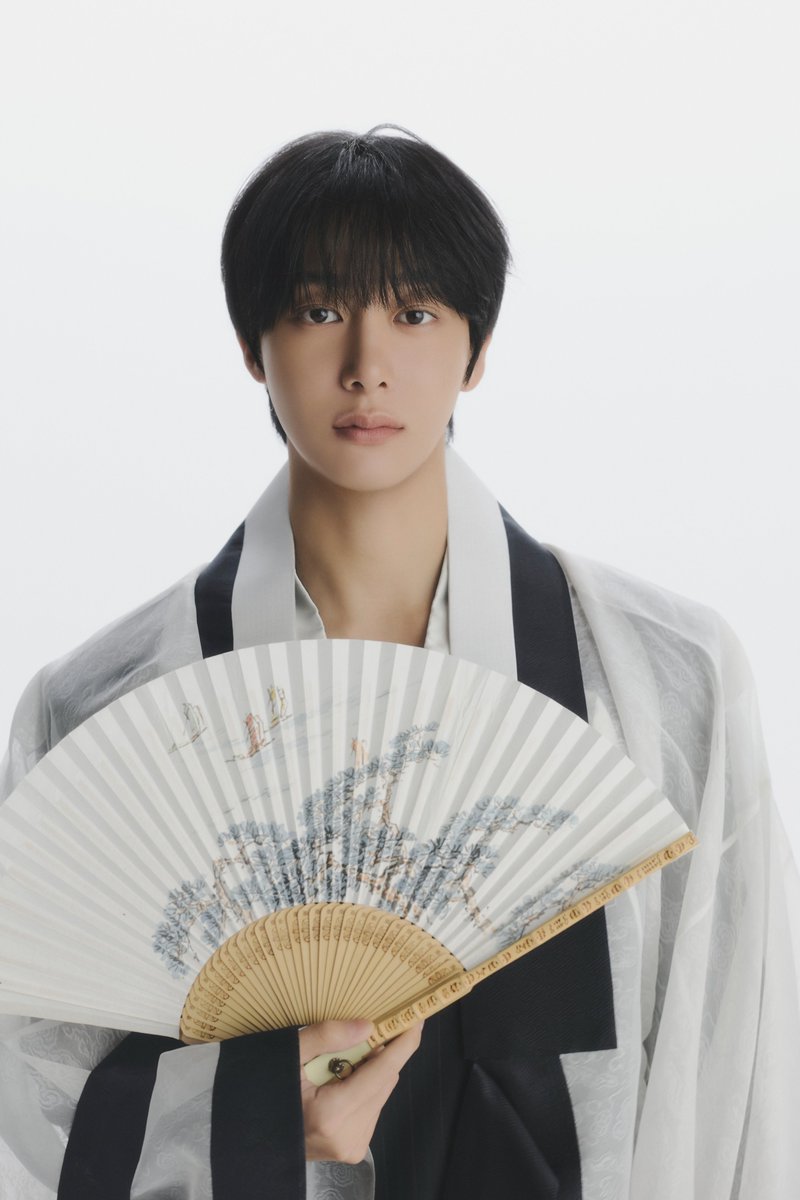 OfficialMONSTAX's tweet photo. MONSTA X 2026 CHUSEOK PHOTO

#HYUNGWON #형원

#MONSTAX #몬스타엑스 https://t.co/KaH5Gk3ahl